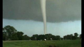 Images impressionnantes dune tornade [upl. by Hoagland876]